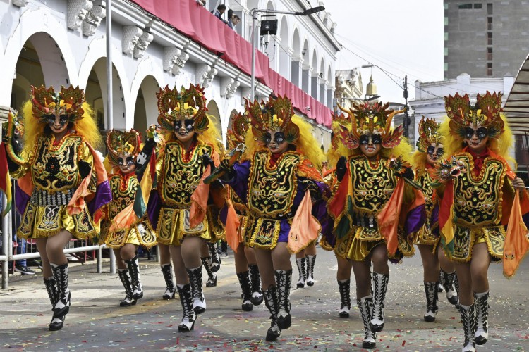 O grupo de dança La Diablada é um dos que desfilaram no Carnaval da Bolívia