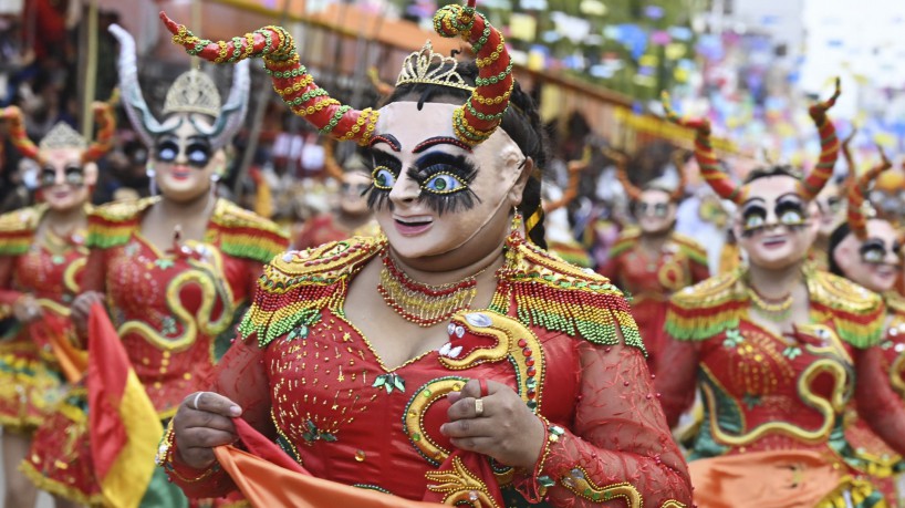 O grupo de dança La Diablada é um dos que desfilaram no Carnaval da Bolívia