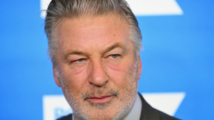 Nesta foto de arquivo tirada em 06 de dezembro de 2022, o ator americano Alec Baldwin chega à Gala do Prêmio Robert F. Kennedy de Direitos Humanos Ripple of Hope de 2022 no Hilton Midtown em Nova York. Os promotores que acusaram o ator americano Alec Baldwin de homicídio involuntário devido a um tiroteio fatal em um set de filmagem retiraram o chamado 