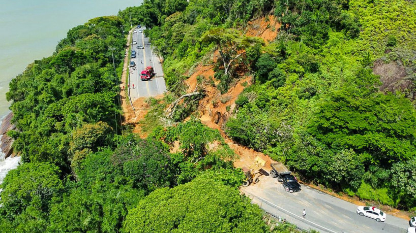 Estrada destruída no litoral paulista