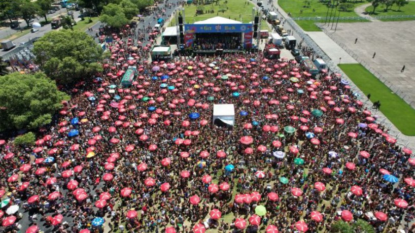 Bloco Sargento Pimenta agita segunda-feira de Carnaval no Rio de Janeiro