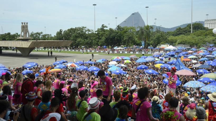 Com o tema “Revolution is all we need” (Revolução é tudo o que precisamos, em português), o Sargento Pimenta faz a festa no Aterro do Flamengo, na região central do Rio de Janeiro, tocando músicas dos Beatles em ritmos brasileiros.