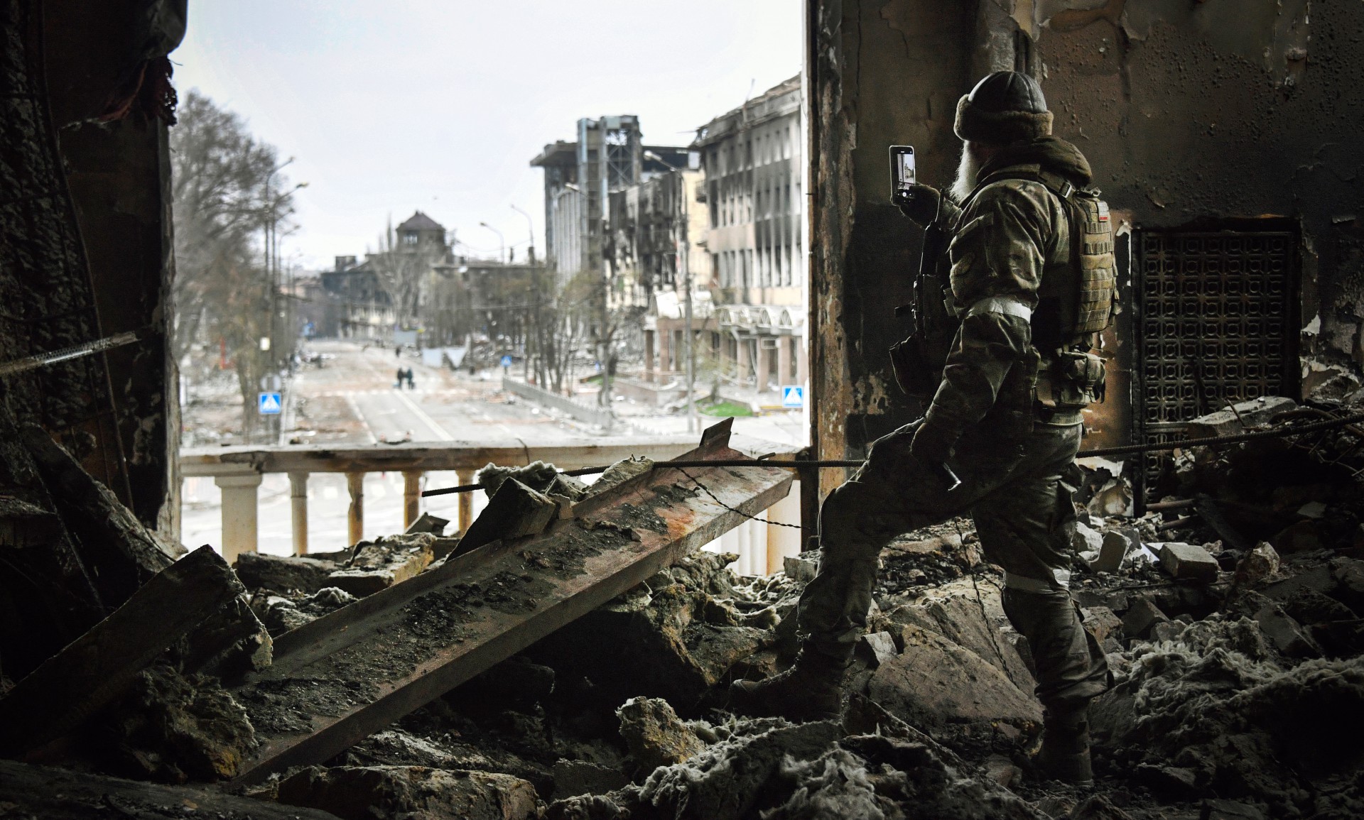 Soldado russo em teatro destruído em Mariupol, na Ucrânia. Foto feita durante incursão organizada pelas dorças militares russas