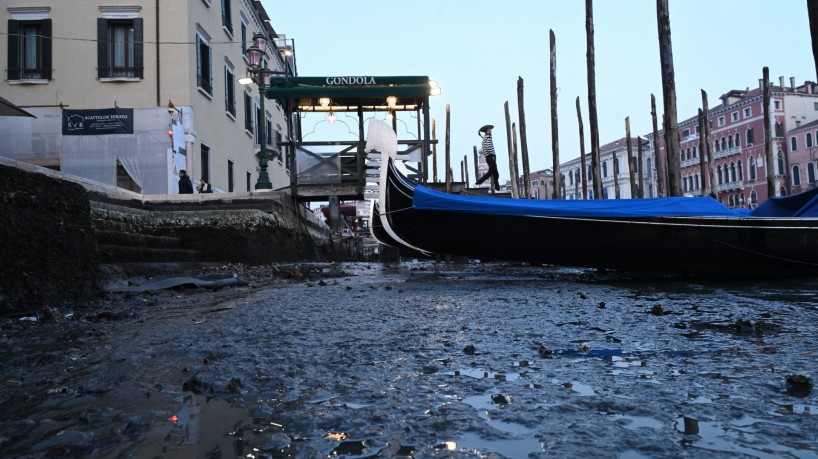 Veneza encara período de seca, que impossibilita  a navegação de gôndolas, táxis aquáticos e ambulâncias em alguns de seus canais