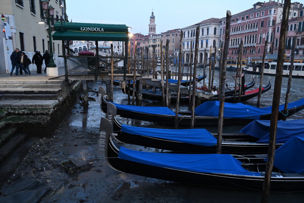 Veneza encara período de seca, que impossibilita  a navegação de gôndolas, táxis aquáticos e ambulâncias em alguns de seus canais