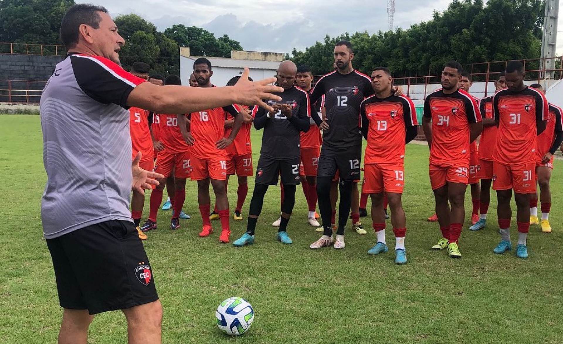 Técnico Roberto Carlos conversa com os jogadores do Caucaia (Foto: Reprodução/Instagram/Caucaia EC)