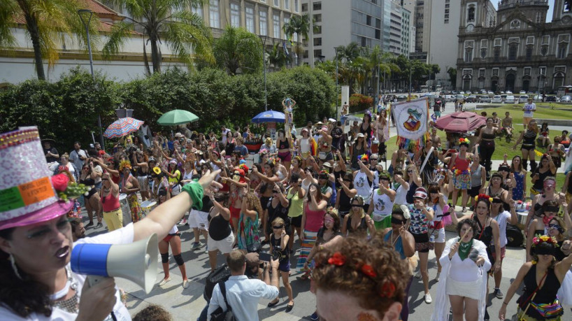 Foliões e integrantes do Bloco Mulheres Rodadas