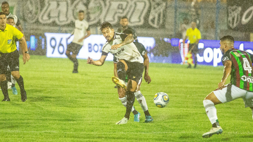 Fluminense-PI e Ceará se enfrentaram pela Copa do Nordeste. 