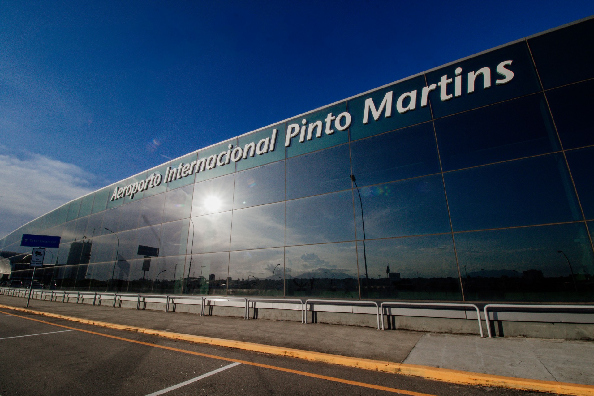 ￼FACHADA do Aeroporto volta exibir homenagem ao aviador cearense (Foto: FERNANDA BARROS)