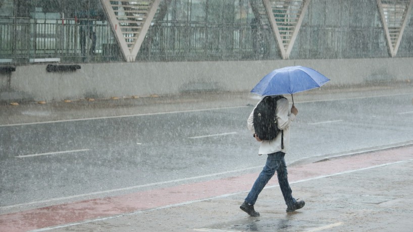 Imagem de apoio ilustrativo (chuva na avenida Aguanambi). Fortaleza amanheceu sob fortes precipitações na manhã desta segunda, 27 de março