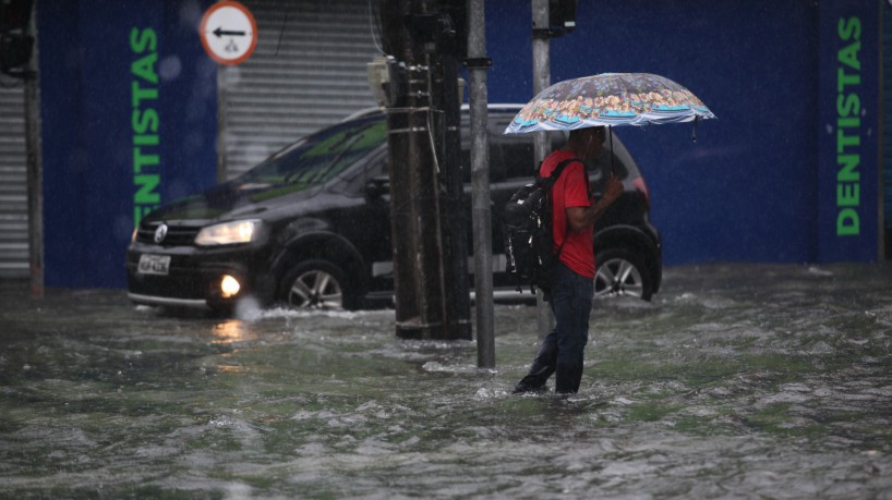  Chuva alaga ruas do Centro de Fortaleza