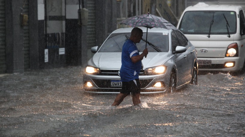 FORTALEZA, CE, BRASIL,24.02.2023: Chuva alaga ruas do centro. Ruas Barão do Rio Branco com Pedro Pereira.