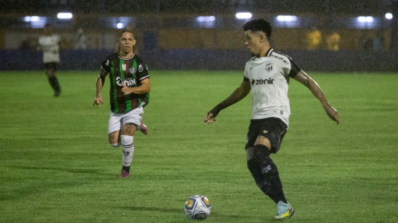 Léo Rafael, meio-campista do Ceará, em jogo contra o Fluminense-PI