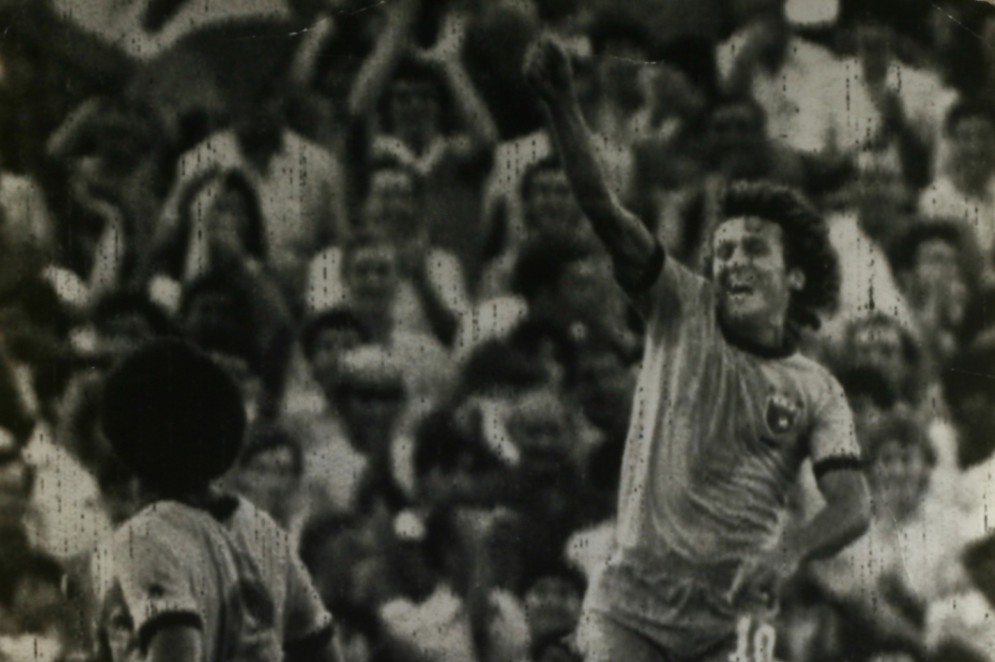 Zico comemora gol marcado na Copa do Mundo de 1982