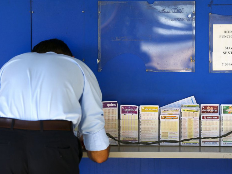 Apostadores fazem filas em casas lotéricas de Brasília. A Caixa Econômica Federal sorteia amanhã (12) a lotofácil da Independência.