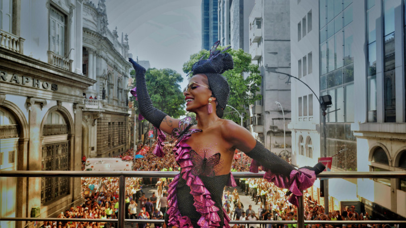 Vestida de Carmen Miranda, a cantora Anitta se apresentou em bloco no Rio de Janeiro e reuniu cerca de 100 mil pessoas. 