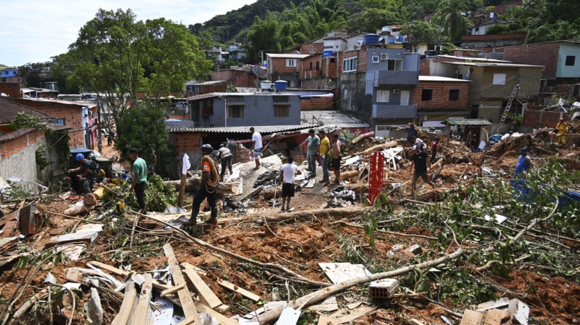 Pessoas removem destroços em área afetada por enchente em Barra do Sahy, distrito de São Sebastião, estado de São Paulo, Brasil, em 21 de fevereiro de 2023.