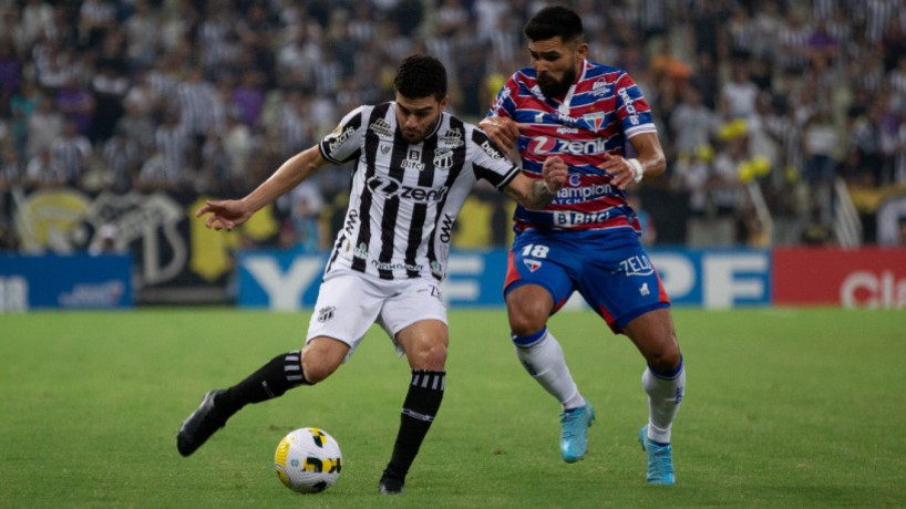 Volante Richardson e atacante Romero disputando durante Clássico-Rei de 2022