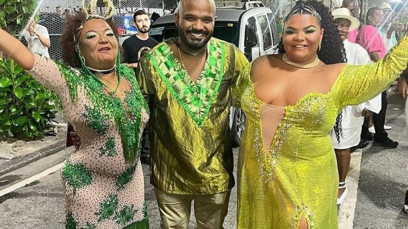 Babi Cruz com os filhos Arlindinho e Flora Cruz, durante o desfile do Império Serrano, que homenageou Arlindo Cruz