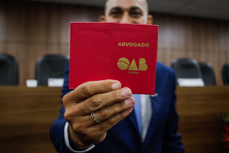 FORTALEZA, CEARÁ, 28-02-2023: Entrega da carteira de número 50 mil da OA, na sede da OAB. (Foto: Fernanda Barros/ O Povo)