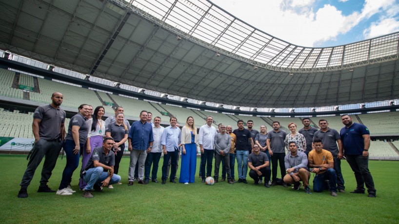 FORTALEZA, CEARÁ, BRASIL, 28-02-2023: Governador Elmano de Freitas visita gramado da Arena Castelão. (Foto: Samuel Setubal/ Especial para O Povo)