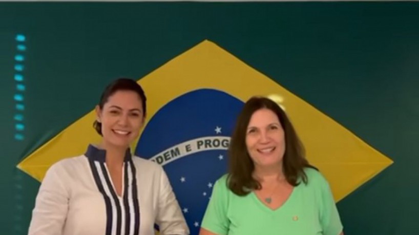 Ex-primeira-dama, Michelle Bolsonaro, ao lado da deputada federal, Bia Kicis(PL-DF)