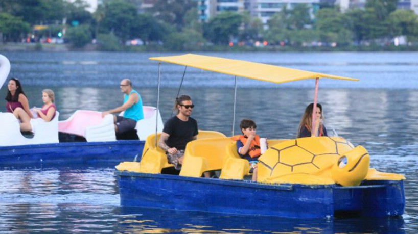 Wanessa e Dado curtem passeio com filho da artista 