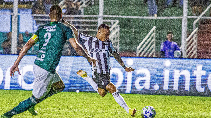 Atacante Janderson se preparando para finalizar em duelo contra a Caldense, pela Copa do Brasil 