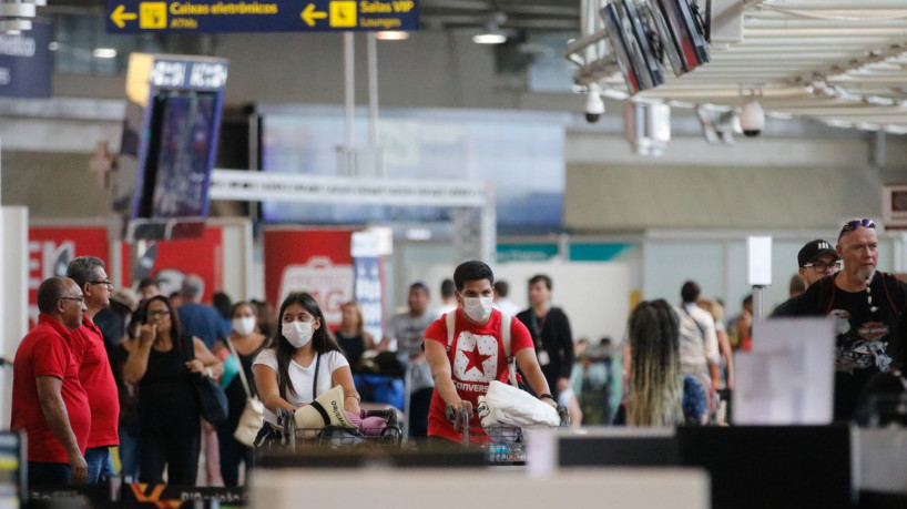 Passageiros e funcionários circulam vestindo máscaras contra o novo coronavírus (Covid-19) no Aeroporto Internacional Tom Jobim- Rio Galeão. (Fernando Frazão/Agência Brasil)