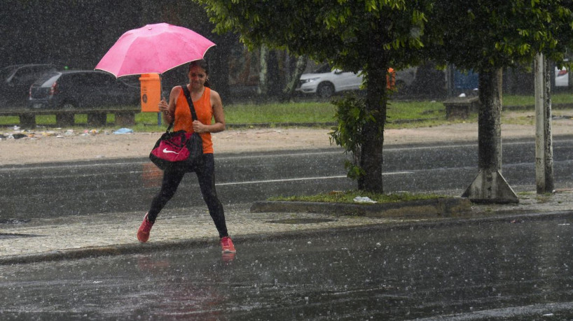 Temporal atinge o Rio de Janeiro causando vários estragos. Na praia de Botafogo, passagem de pedestre é alagada e lixo se espalha pelo calçadão. 