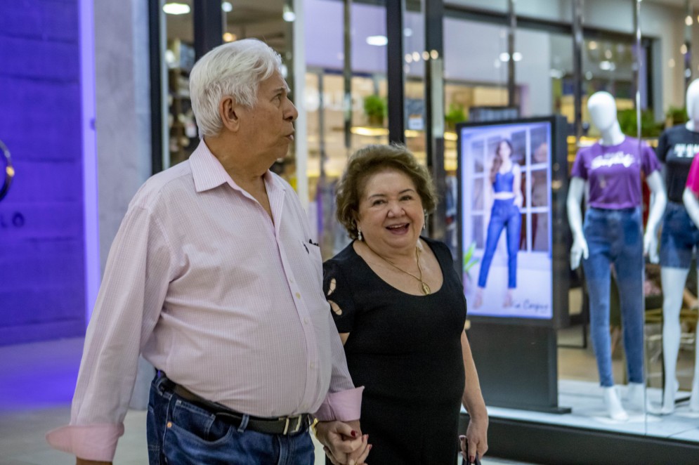 O passeio pelo mall do empreendimento faz parte da rotina diária do casal. Por onde passam colaboradores e lojistas param os param para um bate-papo(Foto: FCO FONTENELE)