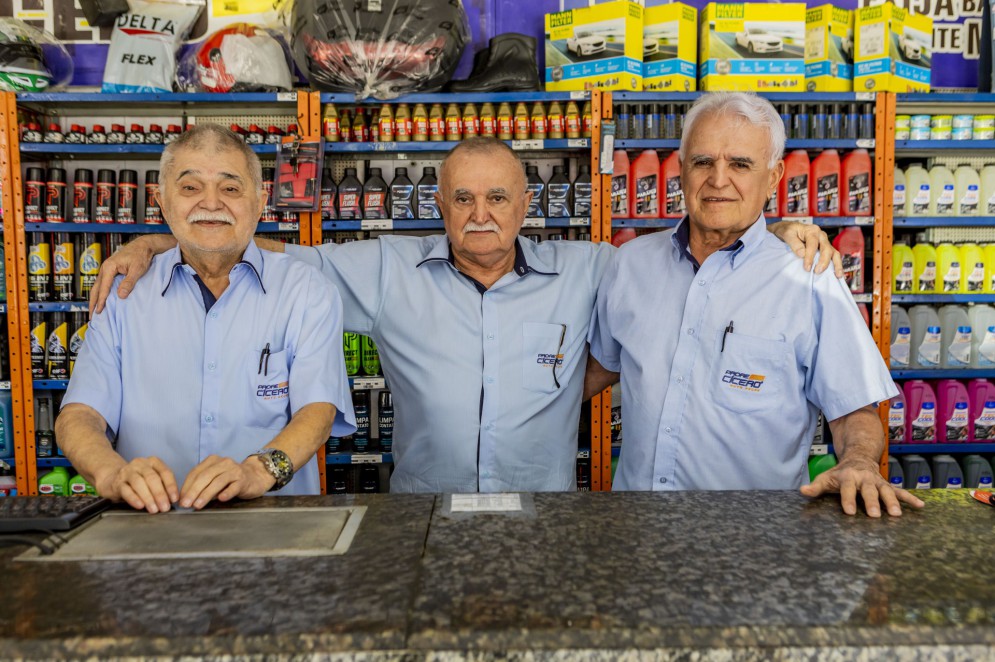 Da esquerda para a direita Ari, Charles e Clicio Pinheiro Machado na loja da Padre Cícero no Montese(Foto: FCO FONTENELE)