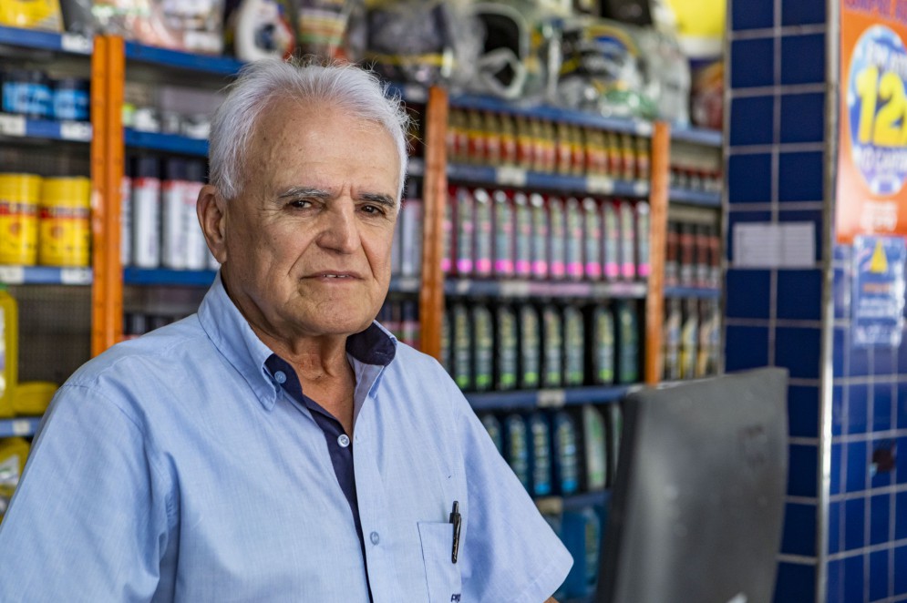 Clicio Pinheiro Mota tem 77 anos sendo que 45 foram atrás de balcão, desde a mercearia que teve com os irmão em Fortaleza antes da autopeças(Foto: FCO FONTENELE)
