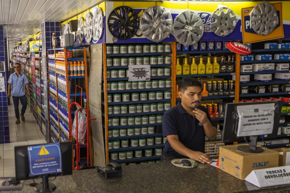 Cada loja trem mais de 200 mil itens para venda da moto ao caminhão, passando pelo fusquinha(Foto: FCO FONTENELE)