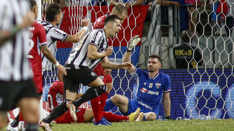 Fortaleza (CE), 05/03/2023 - Ceará SC X Fortaleza EC - Guilherme Castilho comemora o primeiro gol do Ceara durante partida entre Ceará (CE) X Fortaleza (CE), valida pele 6a rodada da Copa do Nordeste de 2023, na noite deste domingo (05) na Arena Castelão em Fortaleza CE.
