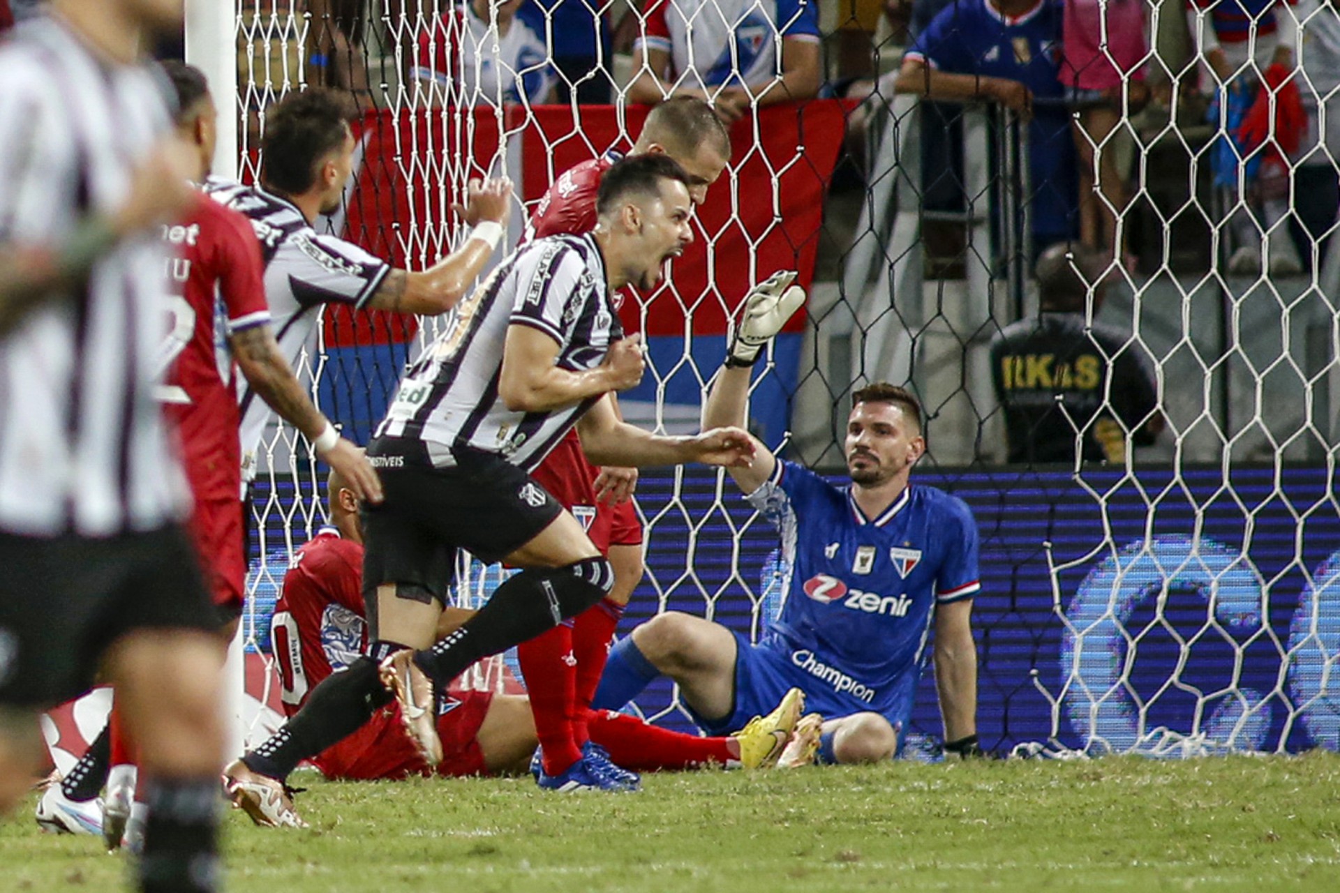 Fortaleza (CE), 05/03/2023 - Ceará SC X Fortaleza EC - Guilherme Castilho comemora o primeiro gol do Ceara durante partida entre Ceará (CE) X Fortaleza (CE), valida pele 6a rodada da Copa do Nordeste de 2023, na noite deste domingo (05) na Arena Castelão em Fortaleza CE.
 (Foto: LC Moreira/AE)