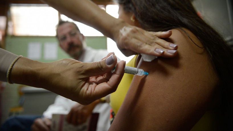 Brasília - Alunas do Centro de Ensino Fundamental 25, em Ceilândia, são vacinadas contra o papiloma vírus humano - HPV (Marcelo Camargo/Agência Brasil)