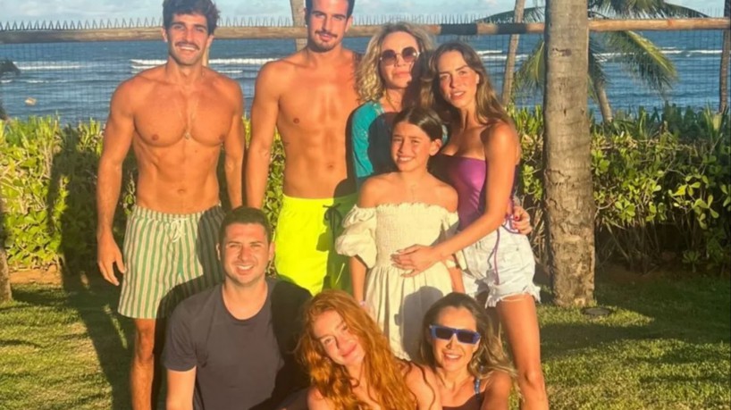 Enzo Celulari (segundo em pé) e Marina Ruy Barbosa (segunda no chão) apareceram juntos em postagem após compartilharem stories semelhantes