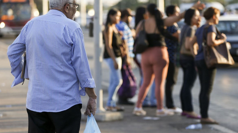 Idosos na região central de Brasília.