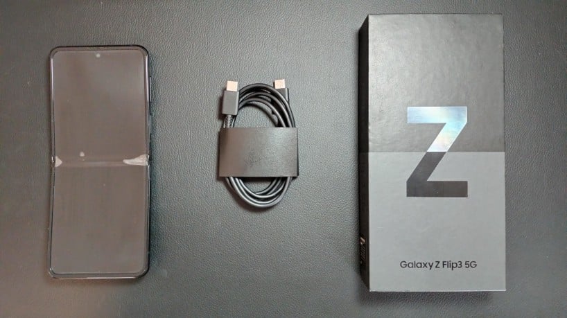 Caixa do Samsung Galaxy Z Flip 3 inclui aparelho e cabo; carregador precisa ser comprado separadamente