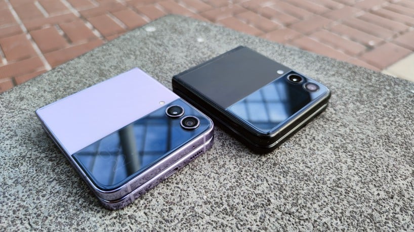 Galaxy Z Flip 3 (preto, à direita) e Z Flip 4 (rosa, à esquerda): Samsung aprimorou alguns detalhes entre as gerações