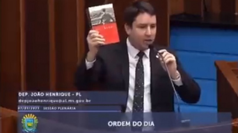 Deputado João Henrique Catan (PL) exibiu livro 