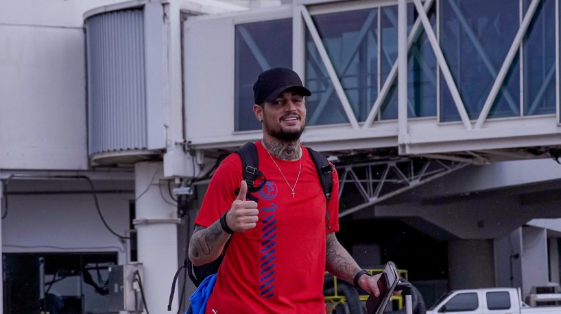 Goleiro Jean, do Cerro Porteño, em embarque do time para Fortaleza