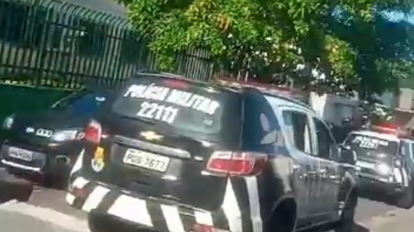 Suspeitos foram capturados na rua Ana Gonçalves, no bairro São João do Tauape 