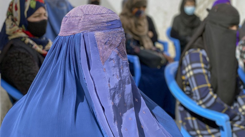 Mulheres afegãs se reúnem para protestar por seu direito à educação, em uma casa em Mazar-i-Sharif, em 7 de março de 2023