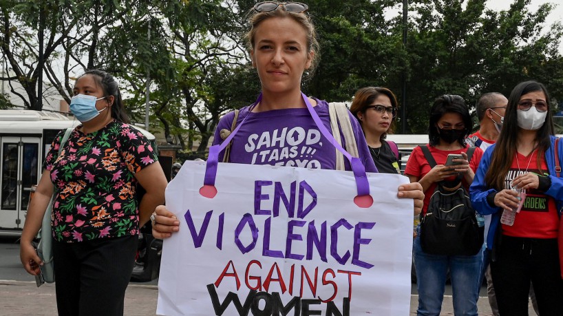 Uma mulher exibe um cartaz durante uma manifestação para marcar o Dia Internacional da Mulher em Liwasang Bonifacio, em Manila, em 8 de março de 2023