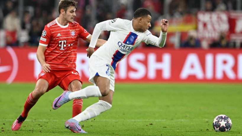 Atacante Mbappe, do PSG, duelando contra o Bayern de Munique, pela Champions League