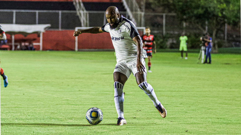 Meio-campista Chay, do Ceará, em duelo diante do Vitória, pelo Nordestão 