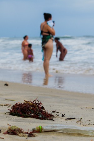 FORTALEZA, CEARÁ, 09-03-2023: Balneabilidade da Praia do Futuro, com faixa de areia com um grande número de lixo e algas, que não impede os banhistas de se molhar no mar. (Foto: Fernanda Barros/ O Povo)