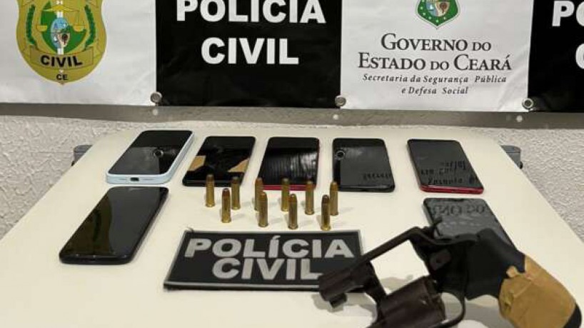 A Polícia Civil do Ceará prendeu um homem após encontrar arma de fogo e munições escondidas em um cesto de roupas no município de Pacatuba